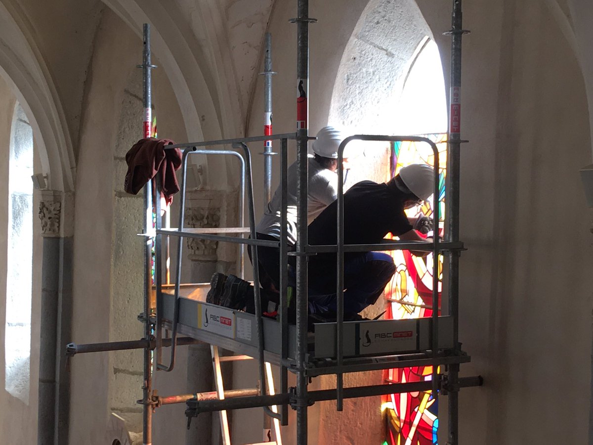 Le décrochage des vitraux de Louis Ribes a débuté dans les Monts du Lyonnais 

rcf.fr/articles/actua…