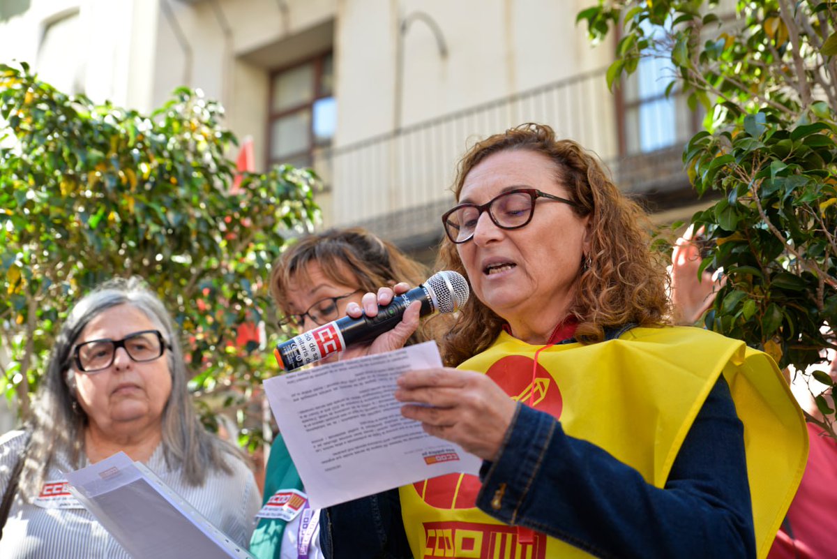 educacio_ccoopv's tweet photo. Avui @educacio_ccoopv @Sanitat_CCOOPV i @fscccoopv ens hem concentrat per la qualitat i el futur del sistema de serveis socials i per advertir que no ens anem a aturar si no es cumpleixen els acords #cuidemalsquecuiden
#serveissocialspublicsidequalitat https://t.co/RWJv2xwtT4