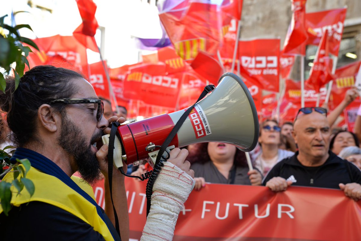 educacio_ccoopv's tweet photo. Avui @educacio_ccoopv @Sanitat_CCOOPV i @fscccoopv ens hem concentrat per la qualitat i el futur del sistema de serveis socials i per advertir que no ens anem a aturar si no es cumpleixen els acords #cuidemalsquecuiden
#serveissocialspublicsidequalitat https://t.co/RWJv2xwtT4