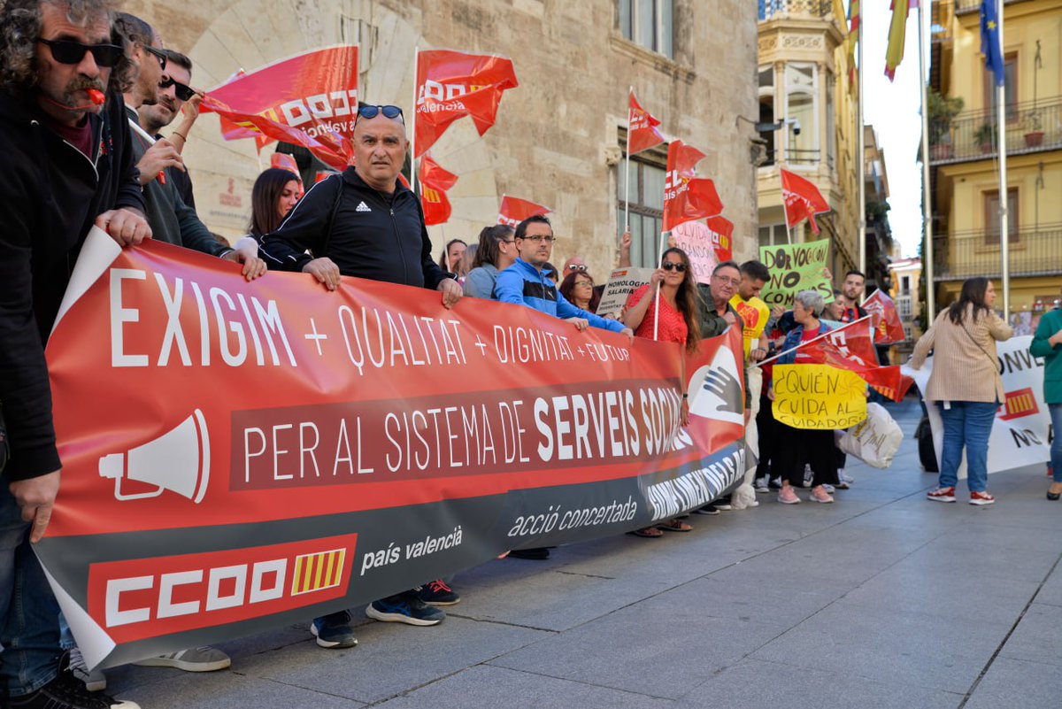educacio_ccoopv's tweet photo. Avui @educacio_ccoopv @Sanitat_CCOOPV i @fscccoopv ens hem concentrat per la qualitat i el futur del sistema de serveis socials i per advertir que no ens anem a aturar si no es cumpleixen els acords #cuidemalsquecuiden
#serveissocialspublicsidequalitat https://t.co/RWJv2xwtT4