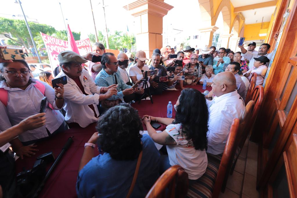 EricCisnerosB's tweet photo. En Acayucan, saludé a amigos de la región y de municipios cercanos que me acompañan con su energía y muestras de cariño, en el proceso de definición de la Coordinación de Defensa de la Transformación en Veracruz; si a tu casa llega la #Encuesta, #EricCisnerosEsLaRespuesta https://t.co/qxlMfDq8AN