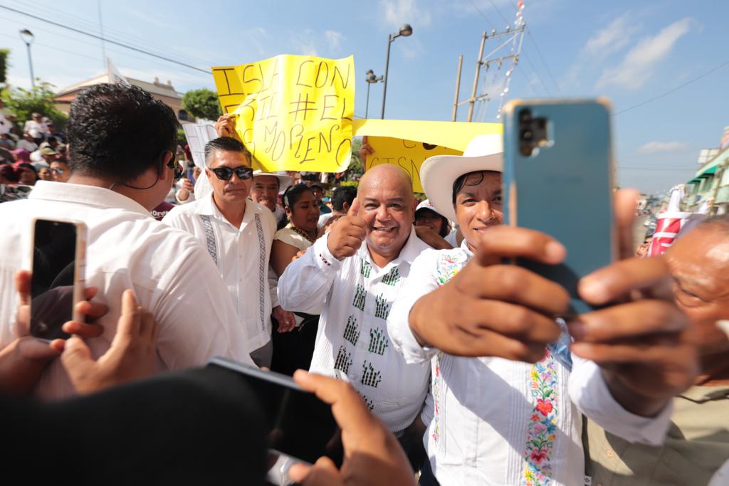 EricCisnerosB's tweet photo. En Acayucan, saludé a amigos de la región y de municipios cercanos que me acompañan con su energía y muestras de cariño, en el proceso de definición de la Coordinación de Defensa de la Transformación en Veracruz; si a tu casa llega la #Encuesta, #EricCisnerosEsLaRespuesta https://t.co/qxlMfDq8AN
