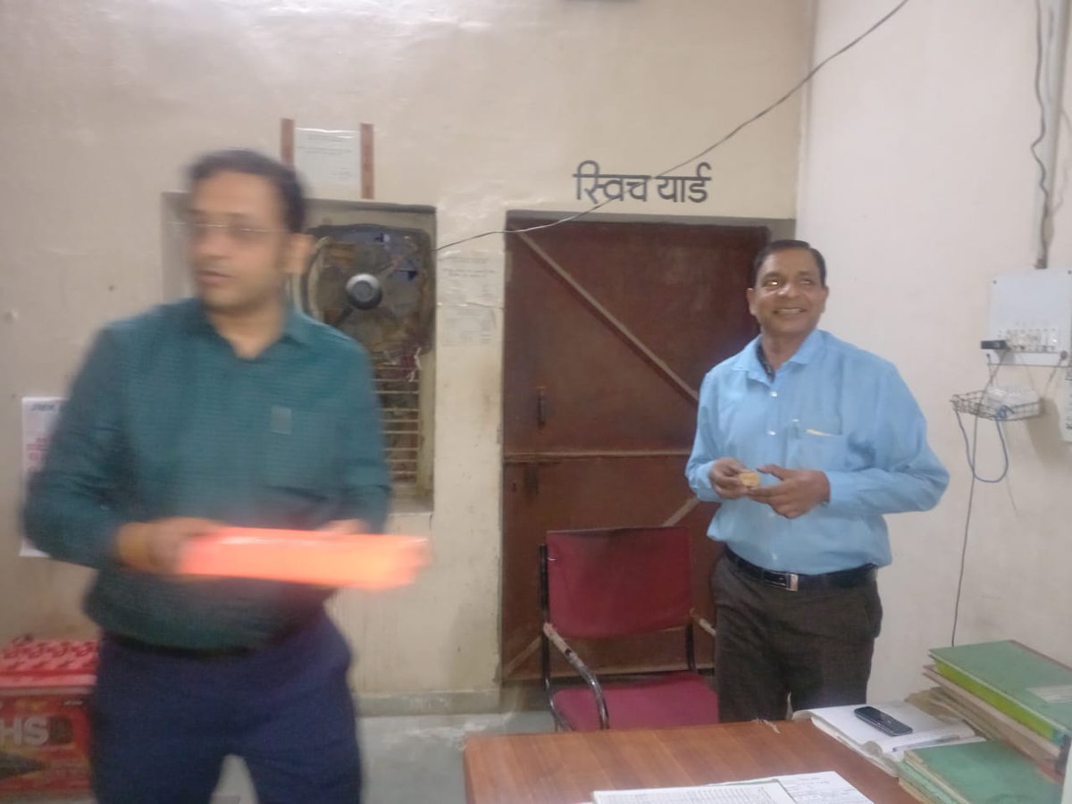 आज रात्रि जनपद झांसी में शहर के 33/11 KV उपकेंद्र सती मिल का औचक निरीक्षण किया, इस दौरान उपकेंद्र पर तैनात लाइन स्टाफ का उत्साहवर्धन करते हुए उनको मिष्ठान खिलाया व विजयदशमी की शुभकामनाएं दीं व त्योहार पर विद्युत आपूर्ति अबाध बनाये रखने का संकल्प भी दिलाया। <a href="/mduppcl/">MDUPPCL</a> <a href="/UPPCLLKO/">UPPCL</a>
