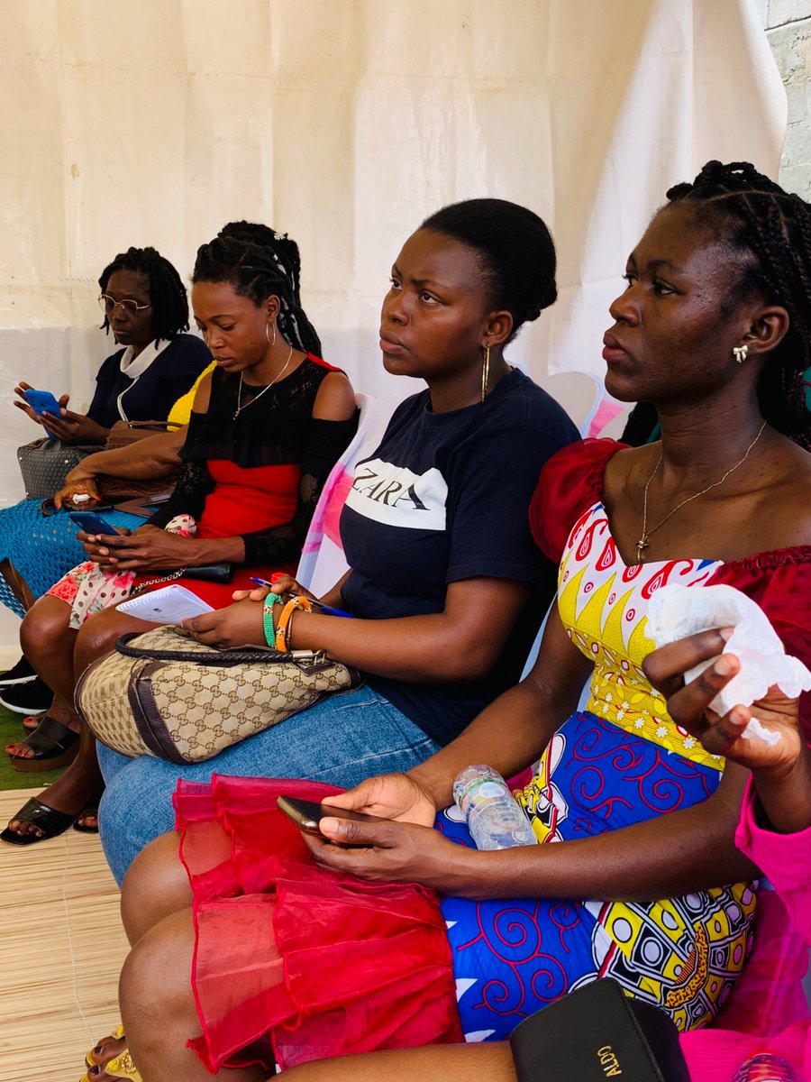ajevoh's tweet photo. #OctobreRose: @ajevoh a pris part le 20 Octobre dernier dans la ville de #Yaoundé à une causerie éducative sur la prévention du cancer du sein et l'entretien des cheveux crépus.Laquelle était organisée par l'association #Essil Bi Vindi.
#PutYoungPeopleFirst
#AjevohToujoursEnAvant https://t.co/1hIxHmn7Ds