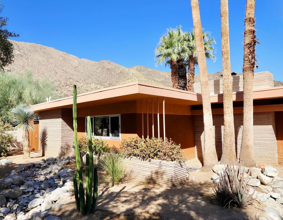 ModernismWeek's tweet image. "The Crockett Residence, designed by Herbert W. Burns in 1951, a ‘late moderne’ gem on tour as part of Modernism Week — October! It was so much fun being part of this year’s #PSModSquad … let’s do it again in February!" #regram Ken MacIntyre