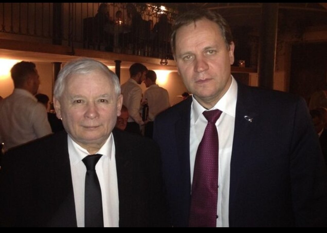 Fana43124688's tweet photo. SZL: Dlŏ protokołu
Goście hōnorowi Warszawskij Szpice Partyje #ECR: #JarosławKaczyński, #WaldemarTomaszewski, #RobRoss. Ojropejske kōnserwatysty zwierajōm glidy
Warszawske Zgromadzynie Partyji #ECR 12/2022
#Warszawa
⬇️
https://t.co/6ZeyG4cdgm https://t.co/8MM0mXRap8