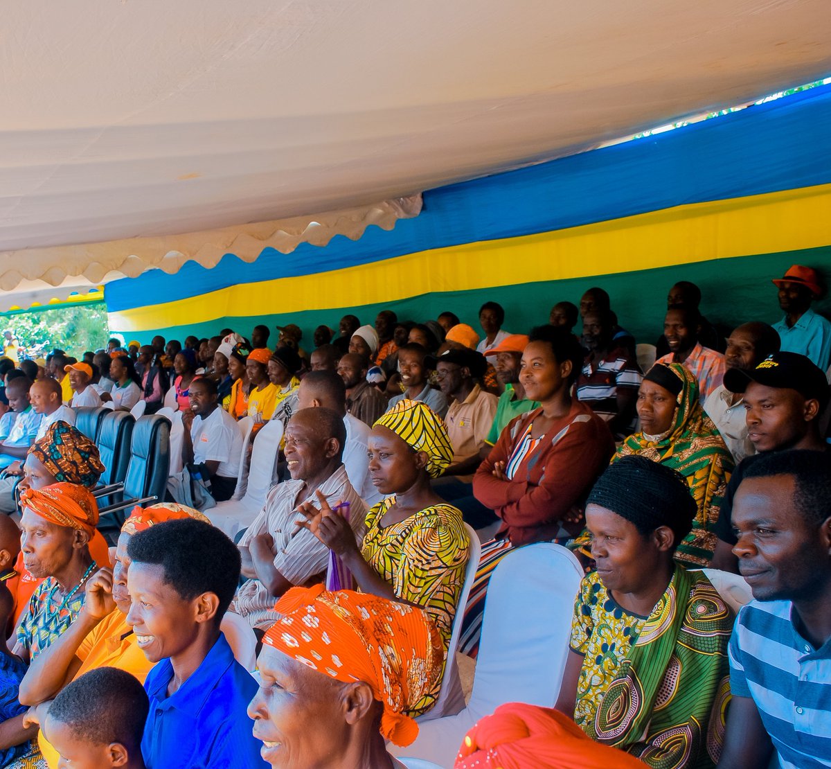 KireheDistrict's tweet photo. Umunyamabanga nshingwabikorwa w'Akarere @Uflora4 yibukije abitabiriye uyu munsi ko buri umwe wese agomba kubugabuga ubuzima bwe Kandi bakita ku waba afite icyo kibazo mu rwego rwo kuzamura imibereho myiza yacu. https://t.co/dcASwGTutI