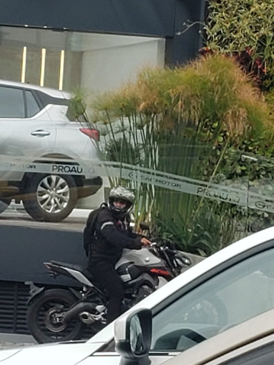 MoyMirian's tweet photo. Amigos buenos días, difundir este mensaje entre sus diferentes grupos por favor.
Por el sector del inca, granados, río coca hay una moto YAMAHA MT09 con dos sujetos  están robando a carros detenidos en el tráfico con arma de fuego @PoliciaEcuador @amcquito @pabelml @AMT_Quito https://t.co/REk2PKMrIg