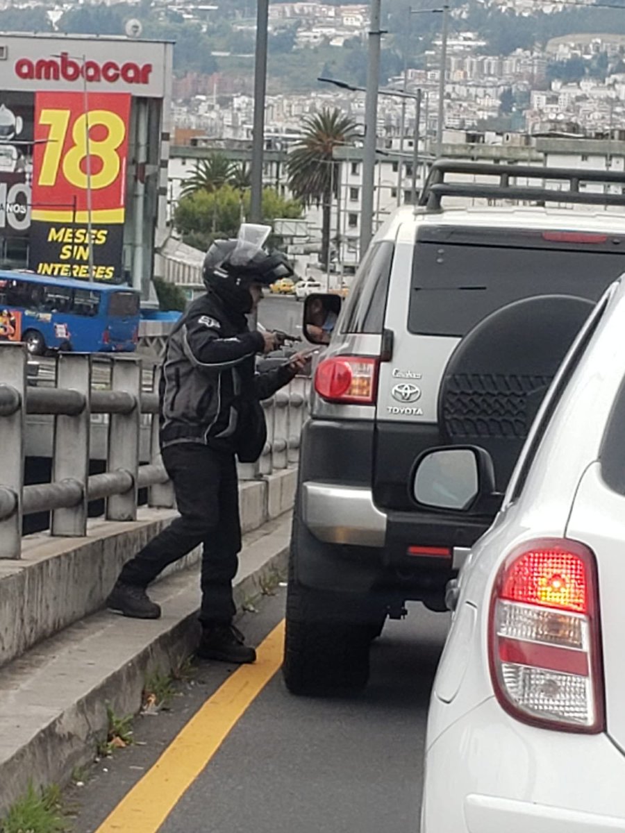 MoyMirian's tweet photo. Amigos buenos días, difundir este mensaje entre sus diferentes grupos por favor.
Por el sector del inca, granados, río coca hay una moto YAMAHA MT09 con dos sujetos  están robando a carros detenidos en el tráfico con arma de fuego @PoliciaEcuador @amcquito @pabelml @AMT_Quito https://t.co/REk2PKMrIg