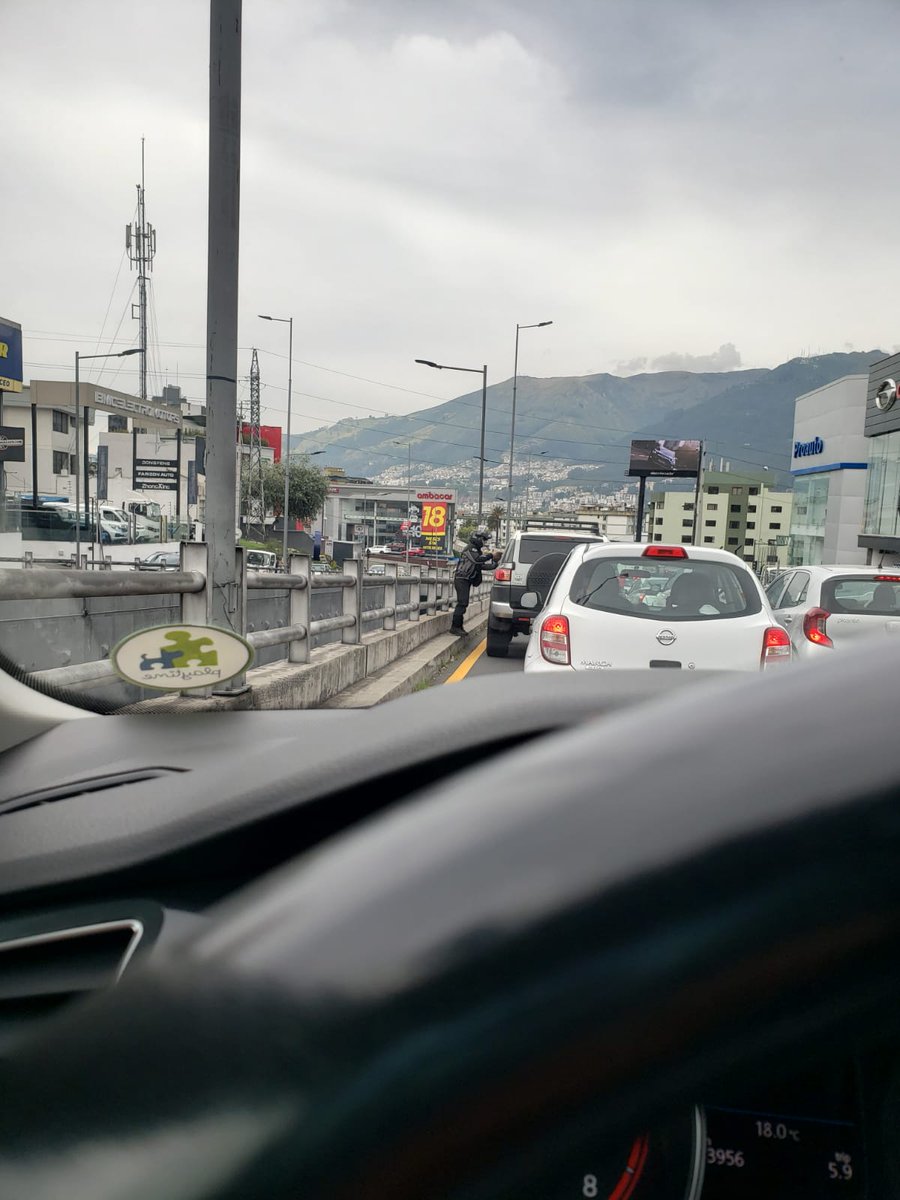 MoyMirian's tweet photo. Amigos buenos días, difundir este mensaje entre sus diferentes grupos por favor.
Por el sector del inca, granados, río coca hay una moto YAMAHA MT09 con dos sujetos  están robando a carros detenidos en el tráfico con arma de fuego @PoliciaEcuador @amcquito @pabelml @AMT_Quito https://t.co/REk2PKMrIg