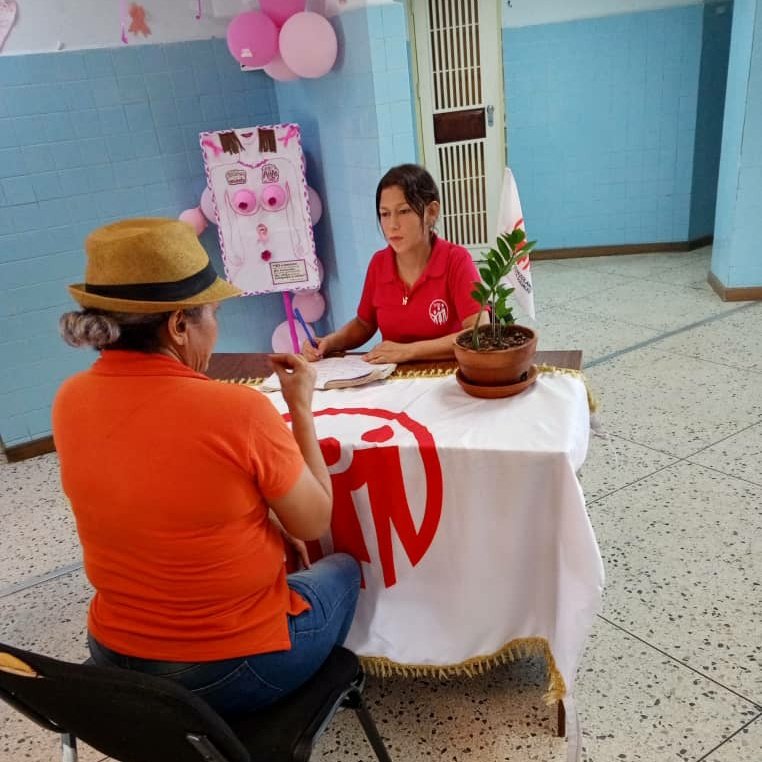 OAPLCIVSS's tweet photo. #24Oct | 🇻🇪 Hoy la @OAPLCIVSS brindó atención en stand de la oficina administrativa, además de participar en charla por el Día Mundial Contra la  Poliomielitis, en el C.P.T.I Dr.Carlos Marti Buffil, Barcelona. #IVSS #OAIvss @NicolasMaduro @Somosivss @MagaGutierrezV https://t.co/UrtpbXIytu
