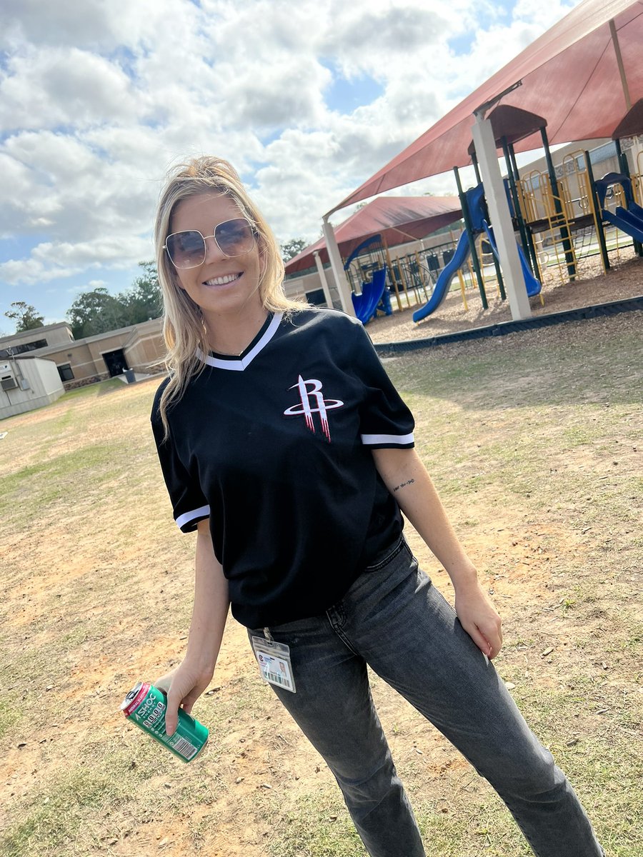 CndRubio's tweet photo. @HeyyRB was not playing. When today is “Wear your favorite jersey day” for Red Ribbon week and she wears a @HoustonRockets shirt instead of an @astros jersey 😝 https://t.co/oRzuqWQhkt