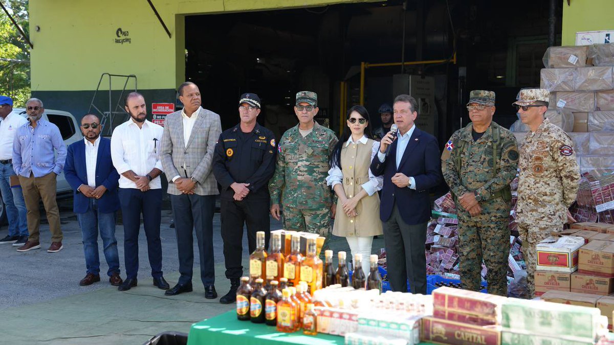 MIC_RD's tweet photo. El ministro Ito Bisonó (@itobisono), en calidad de presidente de la Mesa Contra Ilícitos, participó, junto al teniente general Carlos Luciano Díaz Morfa, ministro de @MDefensaRD, Army Ferreira (@Armyferre), procuradora adjunta @ProcuraduriaRD, César Antonio Fernández Onofre, comandante general del Ejército de la República Dominicana (@EjercitoRD), el general de brigada, César Miranda, director del @CECCOMRD, en el acto de incineración de 10 millones de unidades de cigarrillos; así como la destrucción de 6 mil 300 litros de clerén, 26 mil botellas de alcohol no apto para el consumo humano, así como medicamentos y otros productos, decomisados durante acciones realizadas como parte de la persecución de este delito.