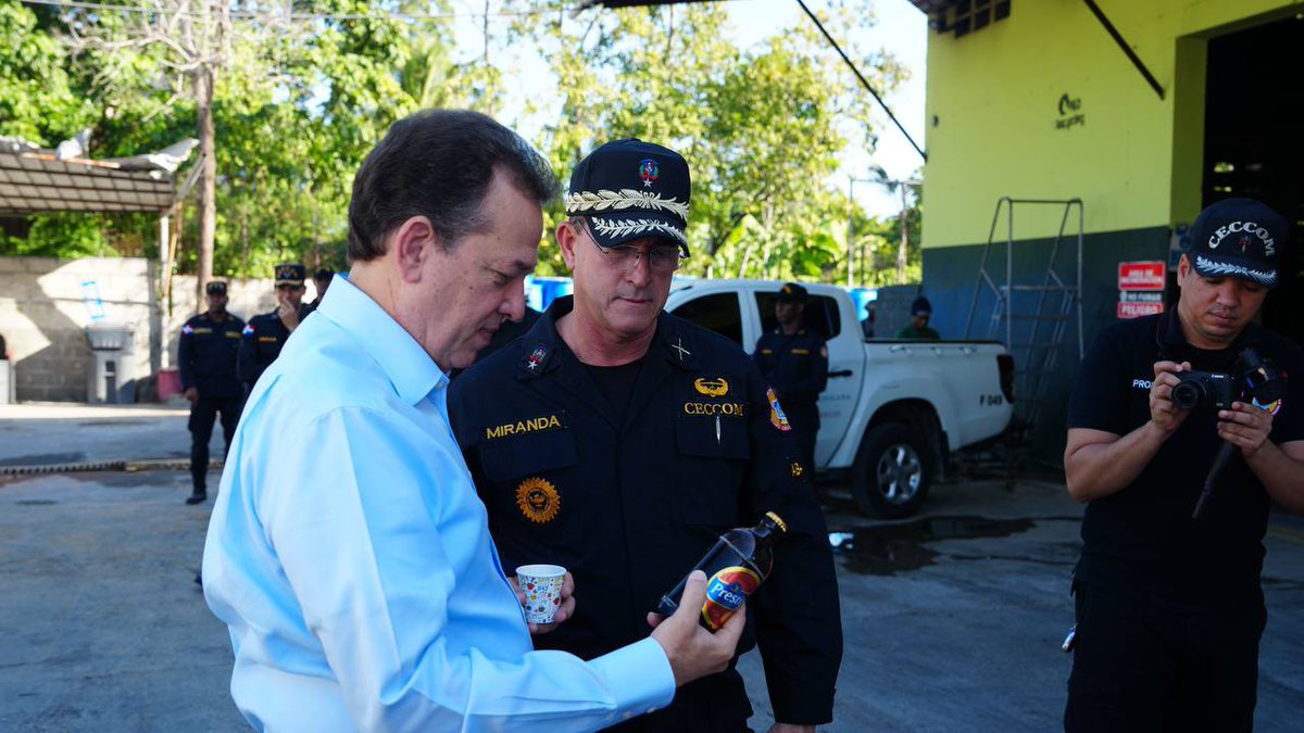 MIC_RD's tweet photo. El ministro Ito Bisonó (@itobisono), en calidad de presidente de la Mesa Contra Ilícitos, participó, junto al teniente general Carlos Luciano Díaz Morfa, ministro de @MDefensaRD, Army Ferreira (@Armyferre), procuradora adjunta @ProcuraduriaRD, César Antonio Fernández Onofre, comandante general del Ejército de la República Dominicana (@EjercitoRD), el general de brigada, César Miranda, director del @CECCOMRD, en el acto de incineración de 10 millones de unidades de cigarrillos; así como la destrucción de 6 mil 300 litros de clerén, 26 mil botellas de alcohol no apto para el consumo humano, así como medicamentos y otros productos, decomisados durante acciones realizadas como parte de la persecución de este delito.