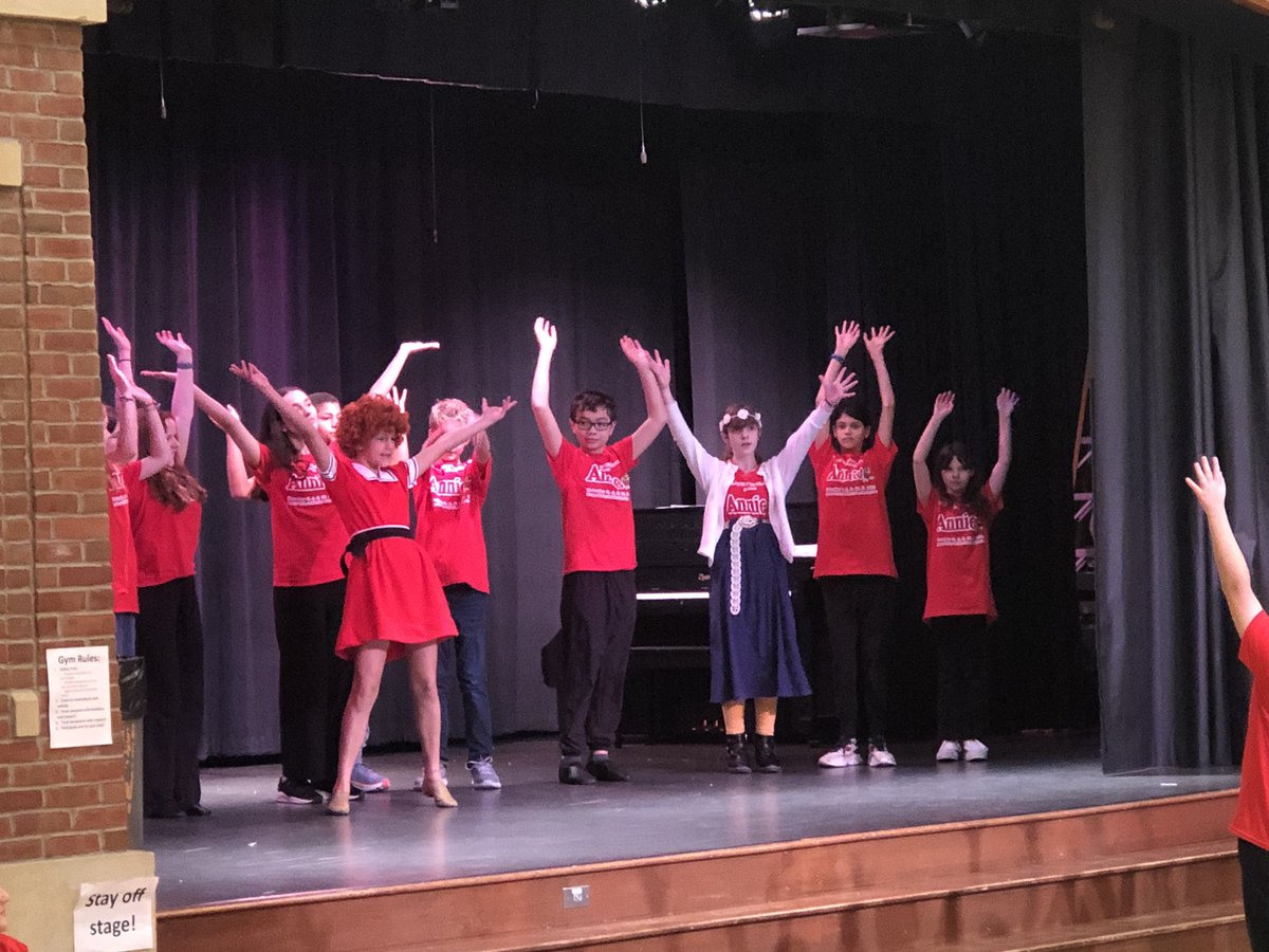 QuakerValleyMS's tweet photo. Mooney Moment: Day 43

Annie Jr. sneak preview at both elementary schools! What a great group of student performers - and excellent audiences at both schools! https://t.co/yATvgtWExJ