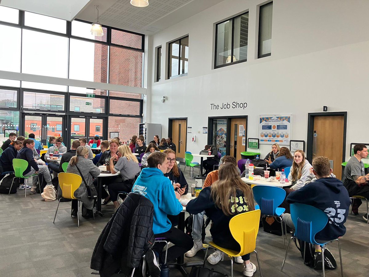 Sw_EngTalent's tweet image. Fun and interactive race day workshops for our year 2 DiSE athletes today in Loughborough. Our SSSM and Talent team delivering workshops on race day preparation and timelines, race analysis, effective swim downs and fuelling for high performance. Athletes were amazing