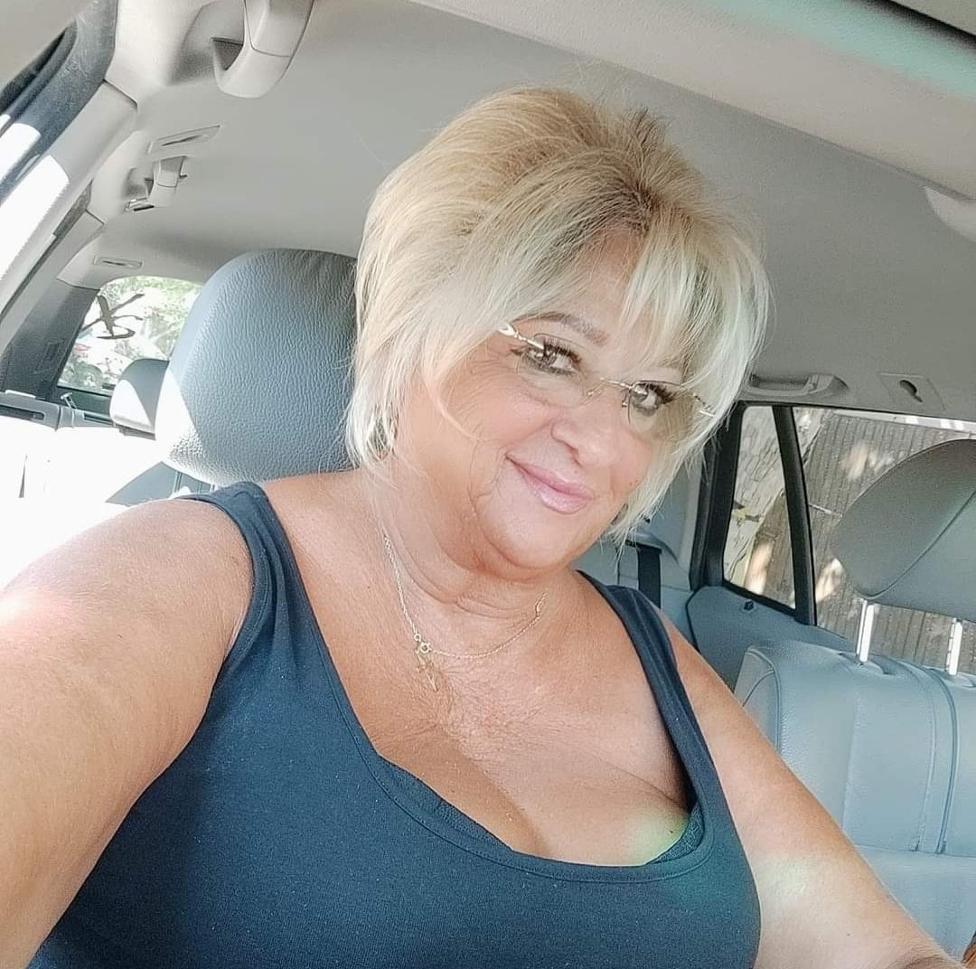 TeriDragos's tweet photo. Still smiling after a long day 😊good evening everyone 🖐️ https://t.co/jiZR3qKgtS