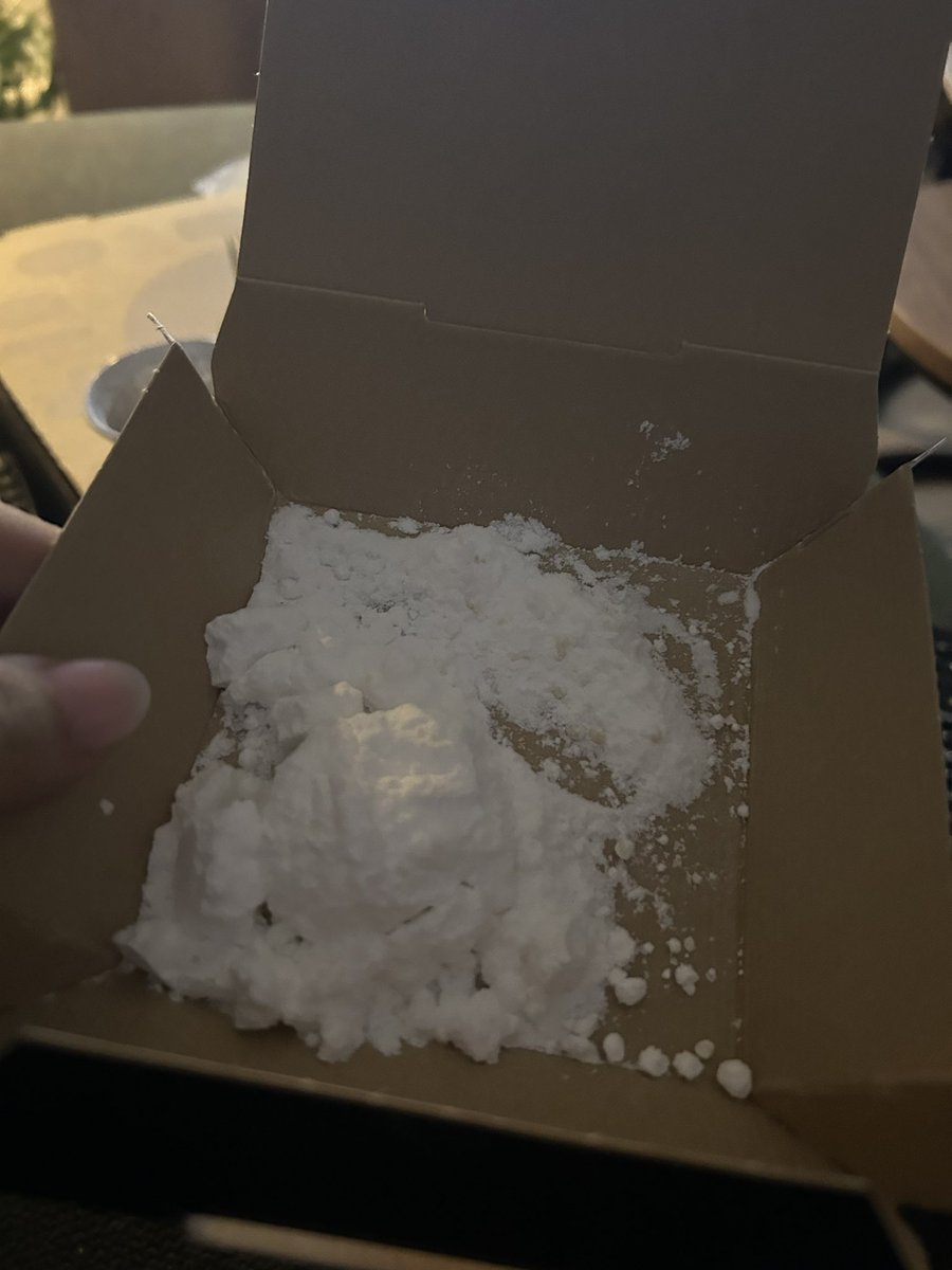 Daphneex21's tweet photo. @dominospizzanl het was meer poeder suiker dan lava cake🥲 https://t.co/Fsxu5hAJhW