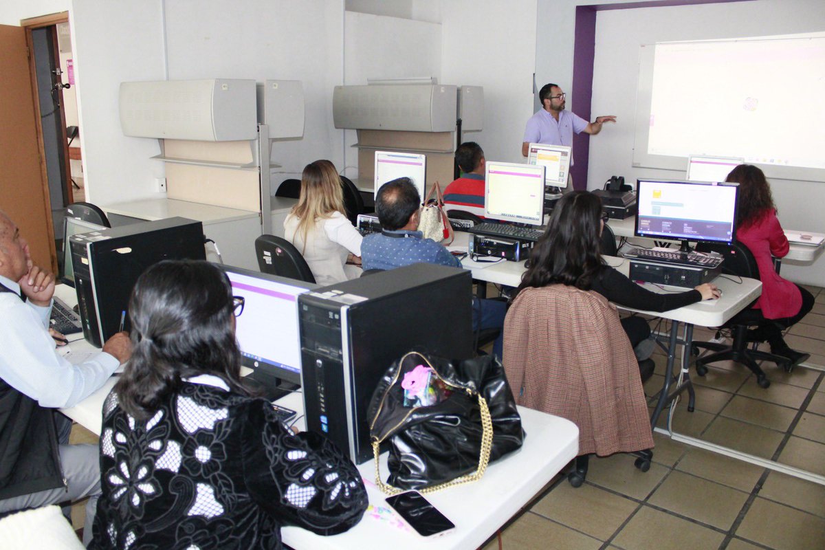 ElpidioJeal's tweet photo. A través de la Dirección de Informática y Geoestadística de la #Copeval capacitamos a colaboradores de @SEMOVI_GobOax , @BanOaxaca , @CaSanagustin , @ViBien_GobOax y @IOCIED_GobOax sobre el S-GPS y el Padrón Único de Beneficiarios.
@salomonj @GobOax https://t.co/z4XnAJX2X2