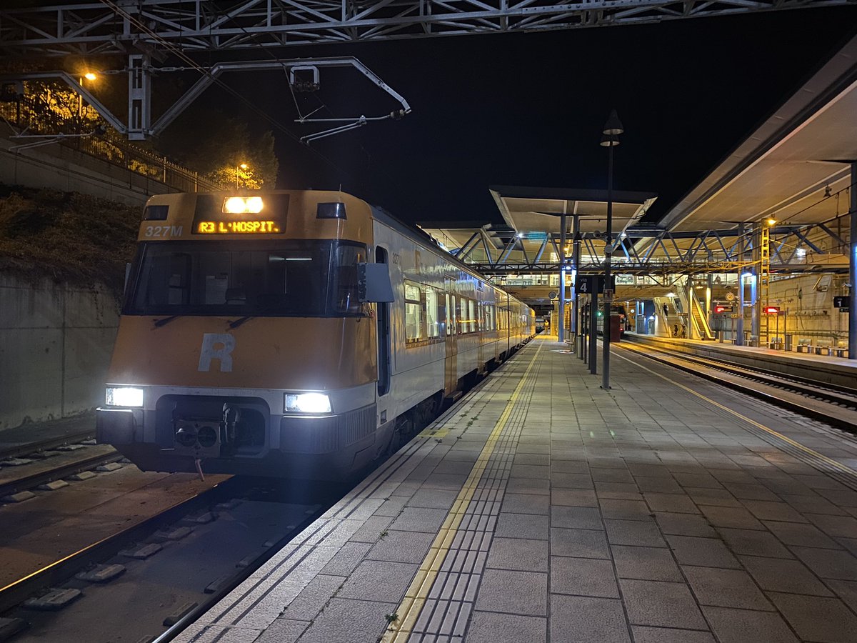 Con el corte de la R3 estos días estoy haciendo cosas que no había hecho nunca. Sacar tren de taller de Ripoll, maniobras en esta estación por ambos lados, y hoy maniobra en Vic para mover una unidad de vía 6 a vía 4. Así también se aprende y se hace más ameno.