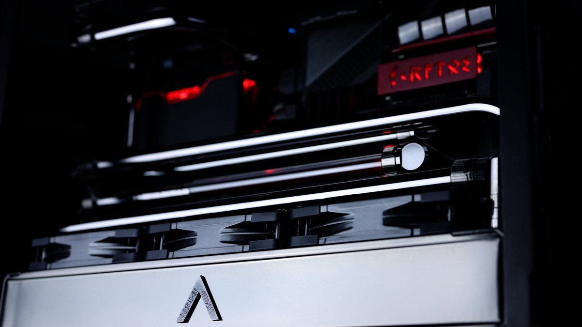 snaxanlfg's tweet photo. Guys can I see your PC builds and share them in an upcoming video?  Pls reply with a pic if you'd like to share!  Doesn't matter how "Basic", cheap, or expensive and fully modded. Let's see your pride and joy.  Retweet this for higher chance to see yours. Here's one of mine 🙂 https://t.co/8oYL9GZIgu