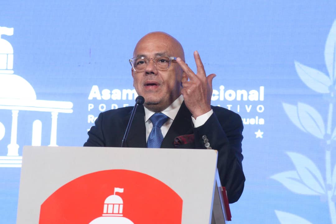 VTVcanal8's tweet photo. #EnFoto📷| Presidente de la Asamblea Nacional, @jorgerpsuv indicó que se realizarán las investigaciones necesarias ante el evidente fraude de las elecciones primarias de la oposición venezolana, además de verificar el uso ilegal de la identidad de más de 2 millones de venezolanos.

#24Oct