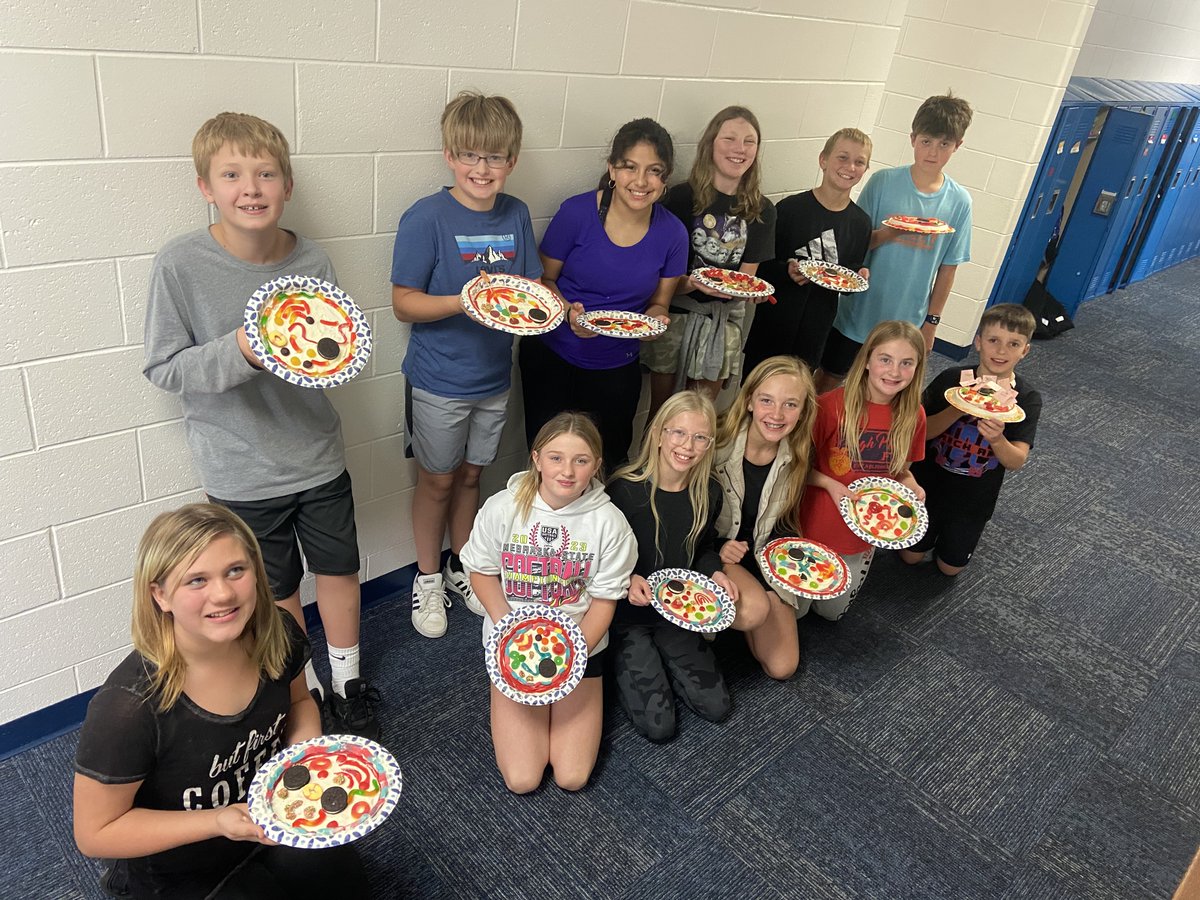 HPCSTORM's tweet photo. The sixth graders created models of plant and animal cells. They used candy to represent the different parts of each cell. What a fun and delicious hands-on activity for the #HPCStorm students! https://t.co/4Nmxhsdqn8