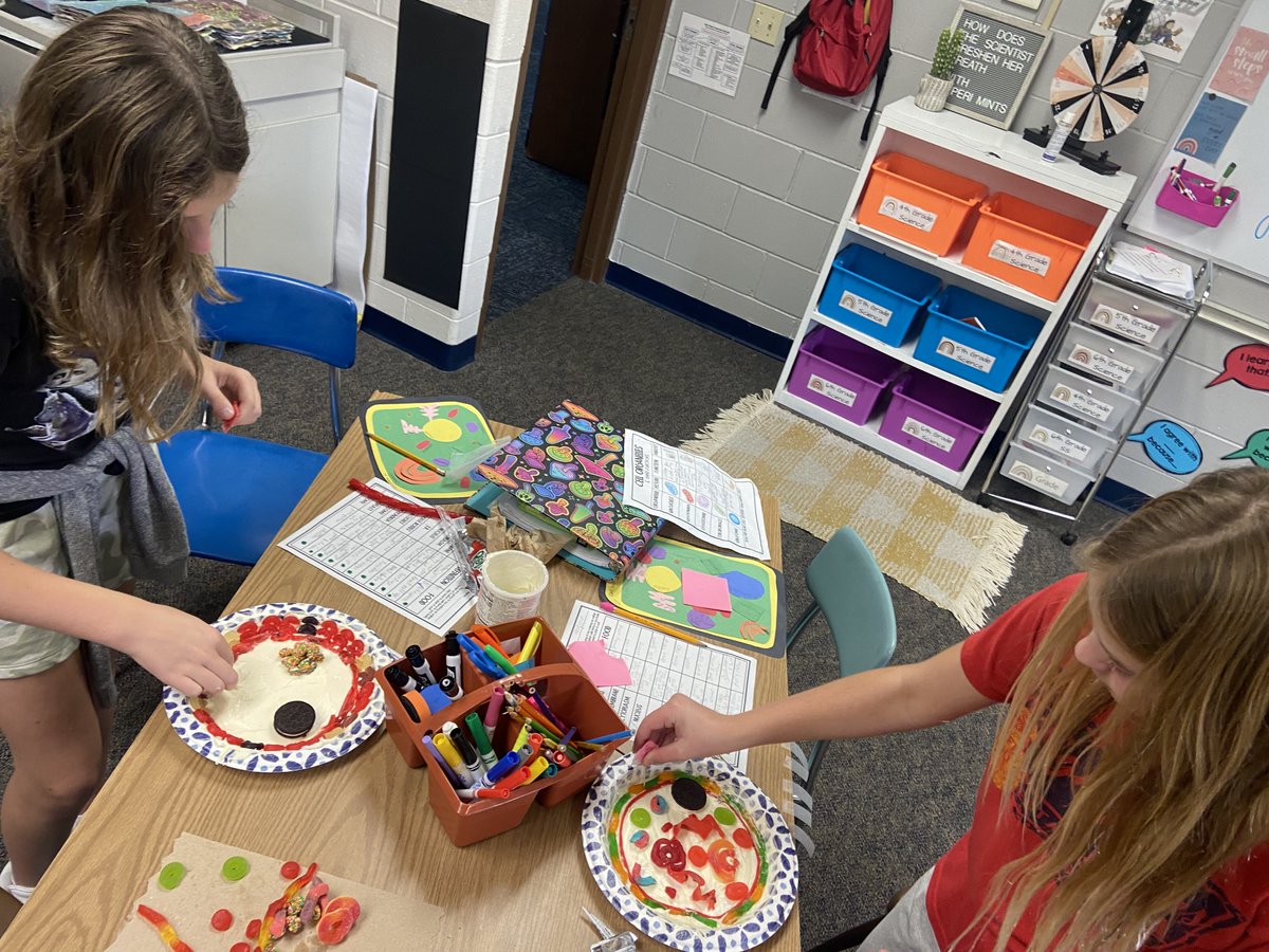 HPCSTORM's tweet photo. The sixth graders created models of plant and animal cells. They used candy to represent the different parts of each cell. What a fun and delicious hands-on activity for the #HPCStorm students! https://t.co/4Nmxhsdqn8