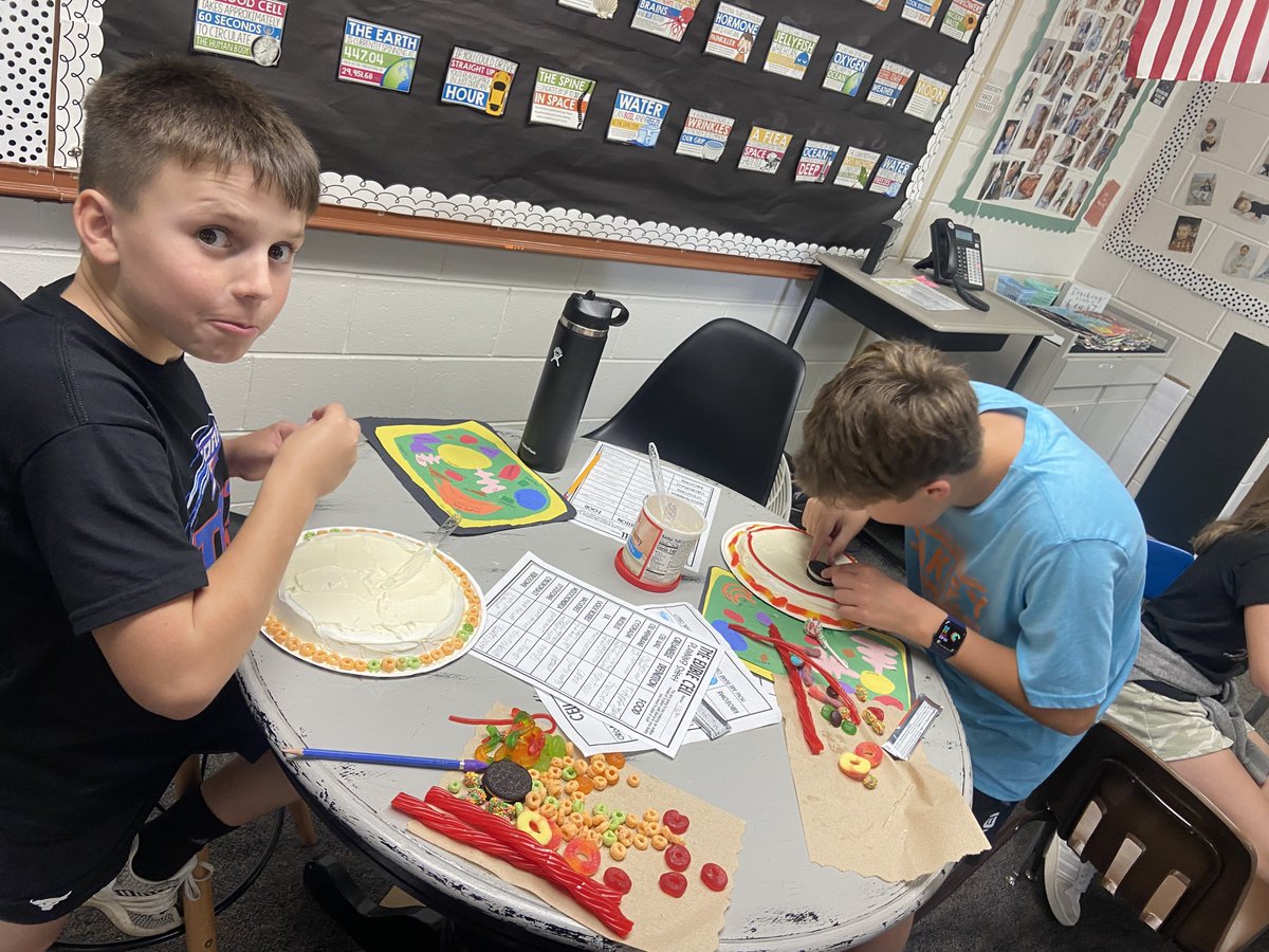 HPCSTORM's tweet photo. The sixth graders created models of plant and animal cells. They used candy to represent the different parts of each cell. What a fun and delicious hands-on activity for the #HPCStorm students! https://t.co/4Nmxhsdqn8