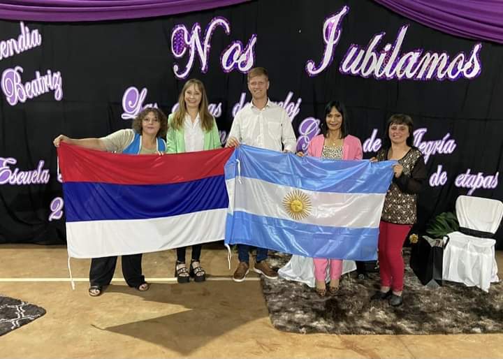 Miembros de la CTA y Departamental, hicieron entrega, en nombre del Sec Gral de la UDPM, de banderas de mástil para la Esc. N° 459 y Extensión de la UGL N° 7 de Campo Grande. Participaron del acto de Despedida de las colegas Liliana y Paulina que se jubilaron recientemente.