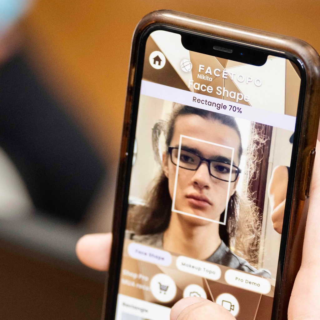 facetopo's tweet photo. Unlock the secret to flawless makeup! Discover the power of face shapes and how they can enhance your beauty. Tap the link in our bio to use Facetopo and find out what face shape you have. 💁‍♀️🔍 

#facetopoapp #makeupartist #trynewthings #facetopo #beautytips #faceshape101 https://t.co/rRq9vQLmCj