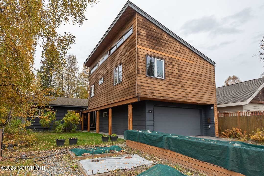 bradsproperties's tweet photo. 1331 Hillcrest Drive, Anchorage, AK, 99503
4 bed | 3 bath 1878 Sq. Ft.
Active | $649,500
https://t.co/h4QOXYrPF2
Enjoy the many updates and additions to this home with a private yard situated in a secluded neighborhood. Westchester Lagoon/Coastal Trail are just a short walk... https://t.co/joKyvajHl2