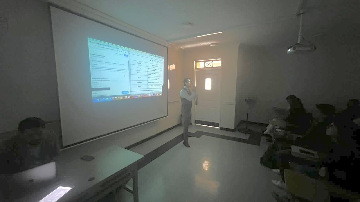 autenticace's tweet photo. Desde #ComPolCorp somos parte de la Misión de Observación Electoral y Análisis de Interferencia y Manipulación de la Información (IMI) liderada por la Universidad Complutense de Madrid y su Observatorio para estas elecciones extraordinarias 2023 en #Ecuador 🇪🇨 Hoy tuvimos una sesión de análisis con los estudiantes de periodismo de la Universidad San Francisco de Quito 📚 👌🏼