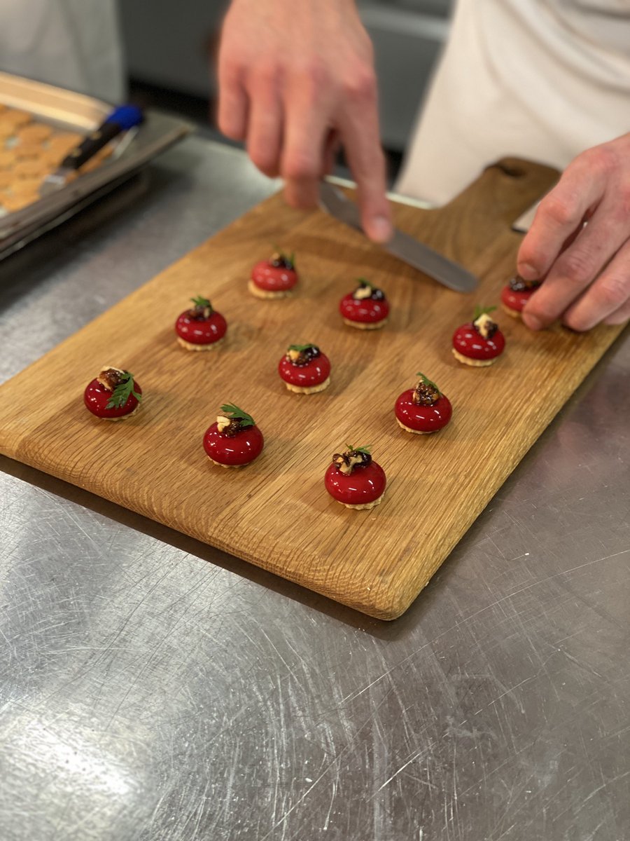 SWChefComp's tweet photo. Our chefs this evening are Jamaar Semper, Nathan Johnson and Chris Cleghorn who have created these amazing canapés.
They are all previous winners of SW Chef categories who produce the most stunning dishes from our abundant regional food larder.
#SWChef2023 https://t.co/4NhkaZMuAS