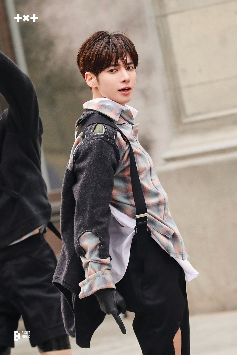 ParaguayTaehyun's tweet photo. 📸 | IMAGENES 

Taehyun en el Sketch del MV Chasing That Feeling publicadas en Weverse 🤎

#태현 #TAEHYUN #4thGenGoldenBoy #TOMORROW_X_TOGETHER #투모로우바이투게더 @TXT_members @TXT_bighit

-🐿 https://t.co/WiSbdT5842