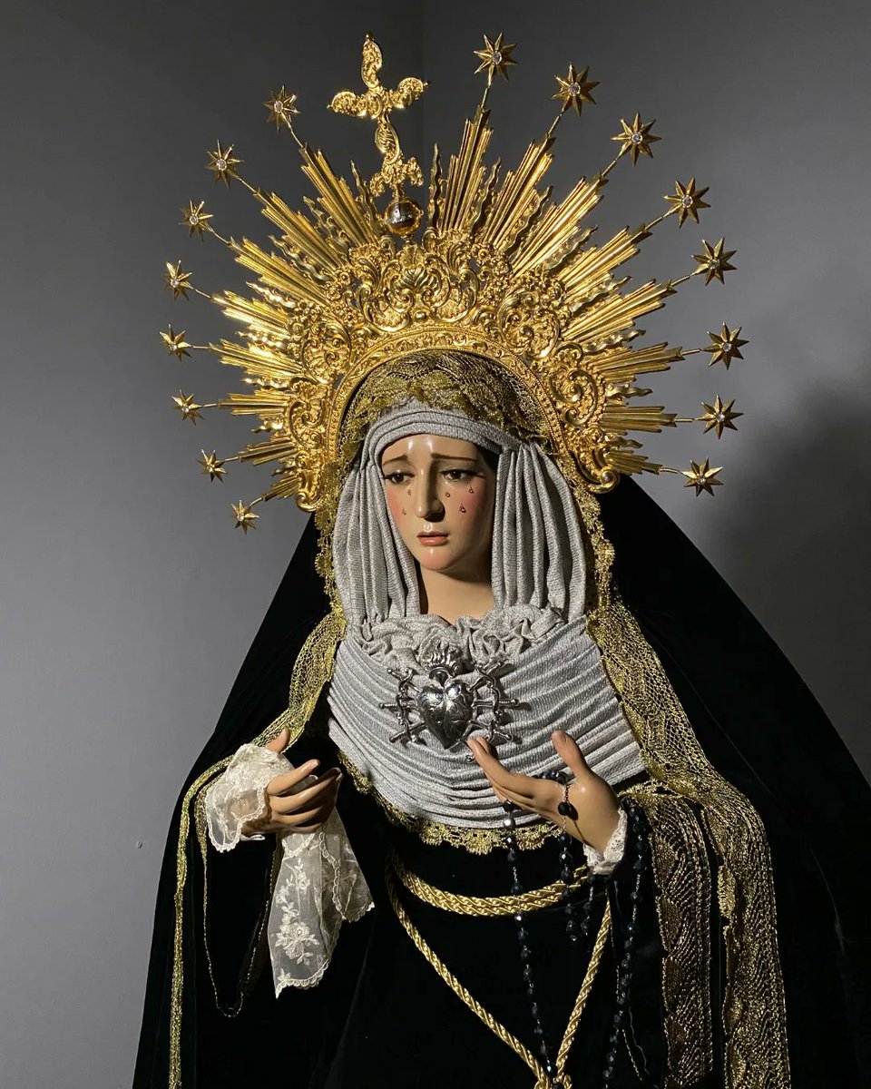 CaridadyAmorVlz's tweet photo. LUTO 2023| María Santísima de la Caridad ya ataviada para las festividad de todos los santos y fieles difuntos, por N.H.D. Francisco Santacruz y el cuerpo de camareras que la asisten.

La imagen de San Juan Evangelista, también luce vestido para esta época.

#CofradiaFranciscana https://t.co/UZevqrnoBk