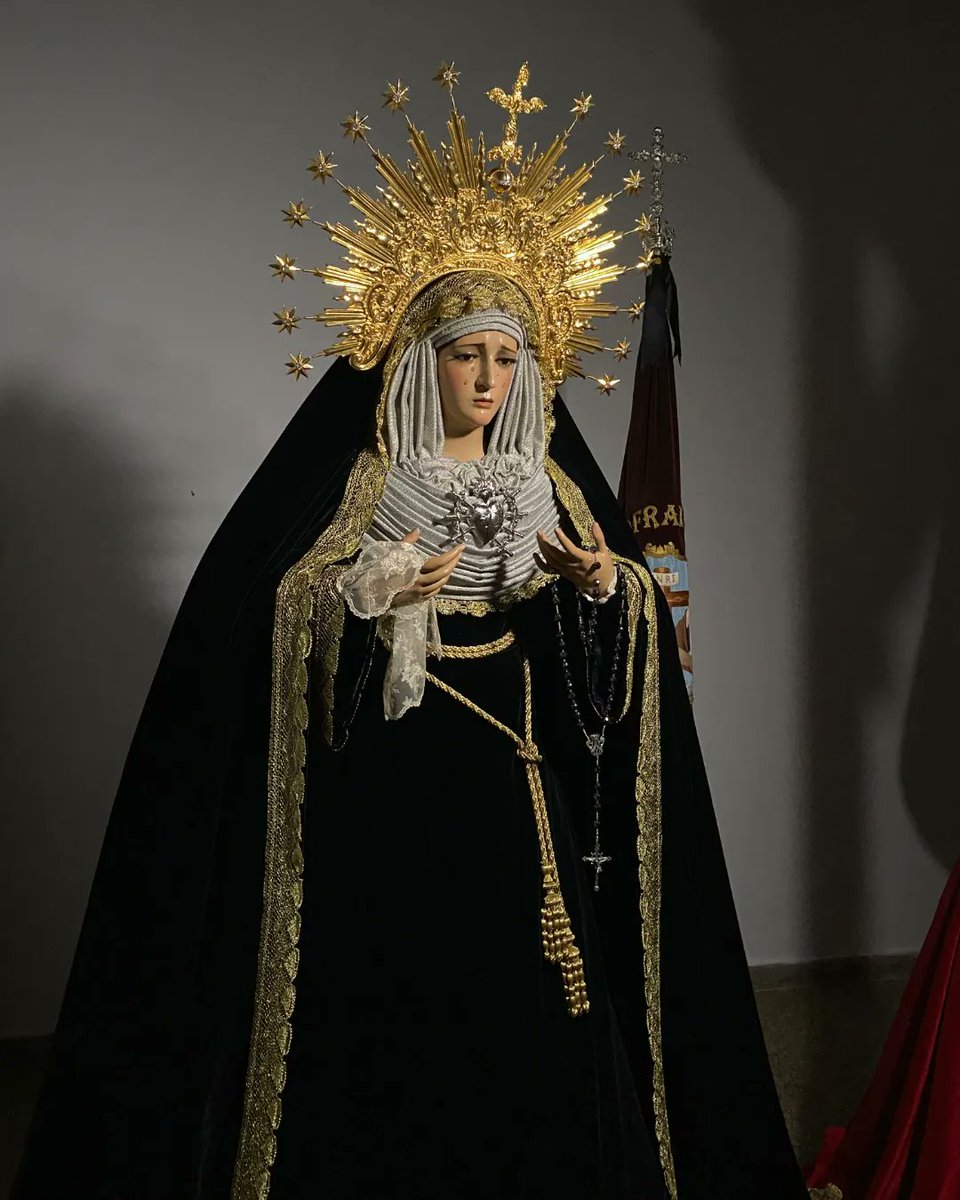 CaridadyAmorVlz's tweet photo. LUTO 2023| María Santísima de la Caridad ya ataviada para las festividad de todos los santos y fieles difuntos, por N.H.D. Francisco Santacruz y el cuerpo de camareras que la asisten.

La imagen de San Juan Evangelista, también luce vestido para esta época.

#CofradiaFranciscana https://t.co/UZevqrnoBk