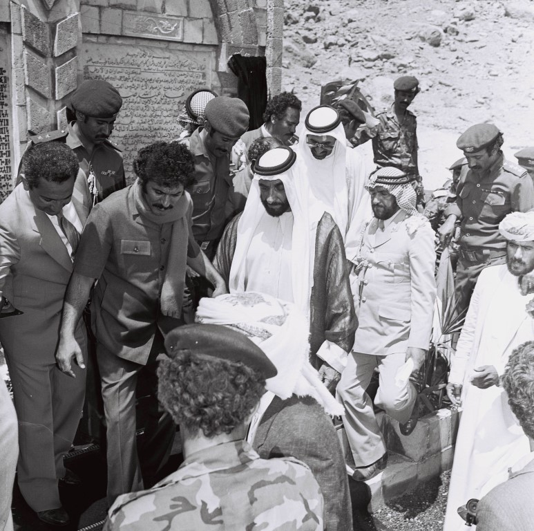 GatStan41's tweet photo. لا أول سد ولا أقدمها اللي قدامكم سد الشيخ زايد وبناؤه عام 1986 وما زال صامد أطول من مدة صمود سد الفأر الخارق https://t.co/p7l0iR5QNl
