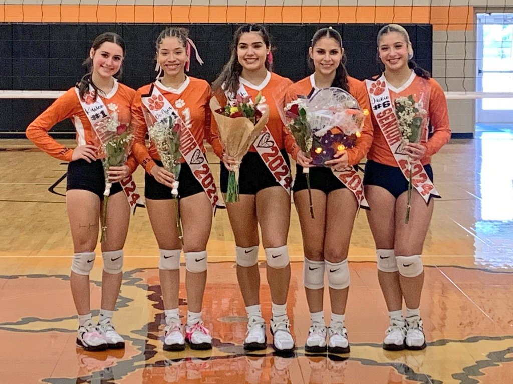 Mercedes_VBall's tweet photo. Senior Day ended with a victory🥳🐯🏐. We love our SENIORS🧡🫰🏼 https://t.co/VGWIofxUio