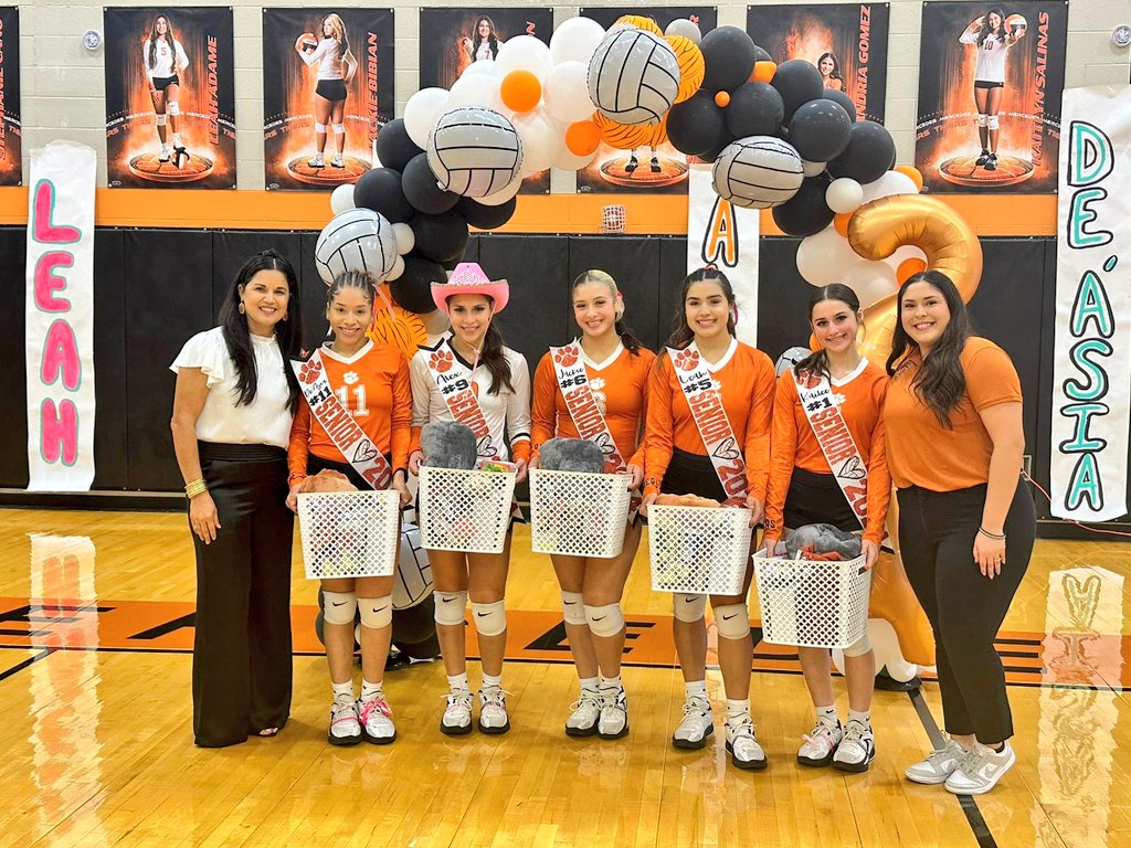 Mercedes_VBall's tweet photo. Senior Day ended with a victory🥳🐯🏐. We love our SENIORS🧡🫰🏼 https://t.co/VGWIofxUio