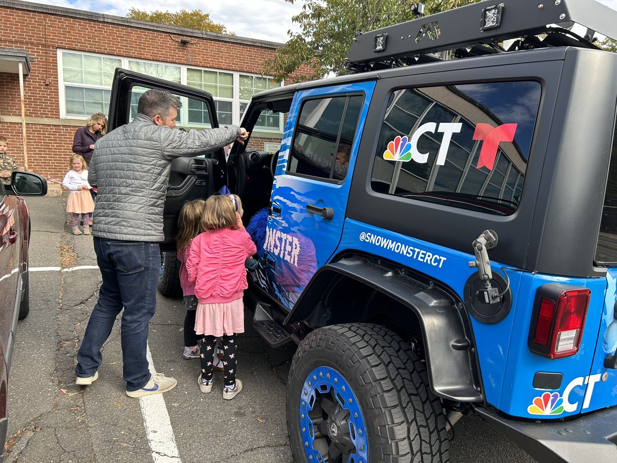 Ryan Hanrahan (<a href="/ryanhanrahan/">Ryan Hanrahan</a>) and Snow Monster stopped by Derynoski Elementary School in Southington to teach the students all about weather! 

#snowmonster #weather #nbcct #ConnectingYou #Southington