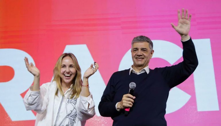 FernanQuirosBA's tweet photo. Quiero felicitar a @jorgemacri  y @claramuzzio ,quienes son oficialmente los próximos Jefe y Vicejefa de Gobierno de la Ciudad.

No tengo dudas de que su compromiso con el trabajo en equipo y el diálogo van a seguir transformando nuestra ciudad,y llevar adelante una gran gestión. https://t.co/aYbdPgT1Qi