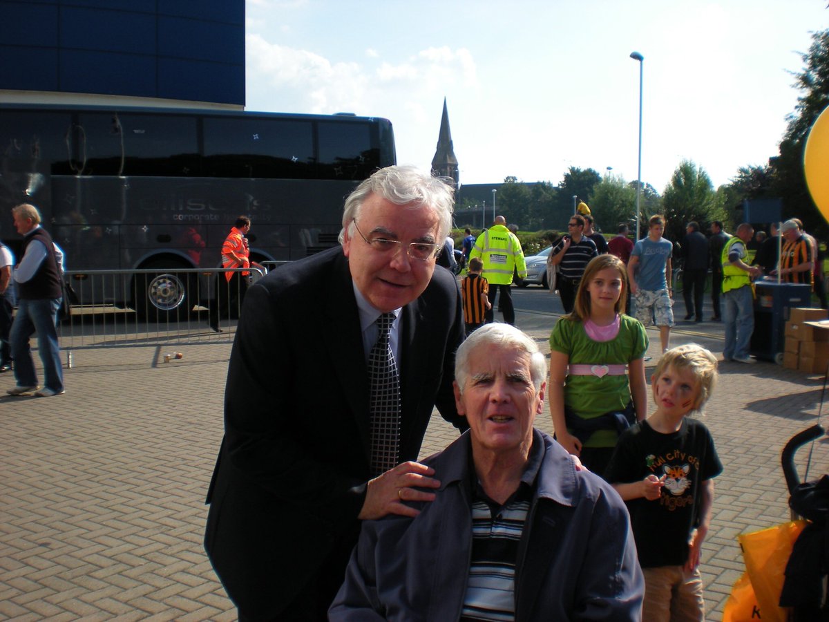@BillKenwright @Everton 2009 and Bill met my late father b4 the Hull City game. On finding out that my wife and late mum did not have tickets he decided to make them his guests in the directors box for the day RIP Bill and Thankyou .