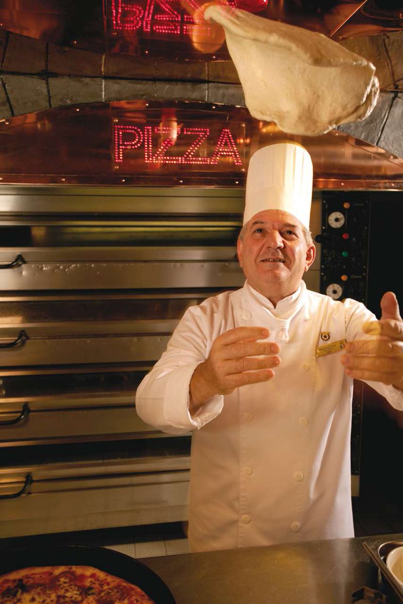 Celebrate #WorldPizzaMakersDay the Italian way at Costa's Pizzeria Pummid'Oro. No one does it better than our chefs, with delicious dough, fresh mozzarella and top-quality ingredients, you'll be craving pizza all #cruise long. Buon appetito! 🍕👨‍🍳