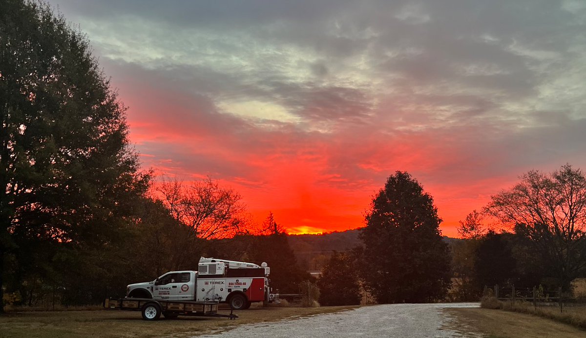 TerexUtilities's tweet image. The Terex Field Services team is always on the move serving our customers! This 📸 comes from Tennessee where one of our Terex team members captured our field services crew and this beautiful sunrise! 🌅

#sunrise #Tennessee #terex #utility #buckettruck #diggertruck #diggerlife