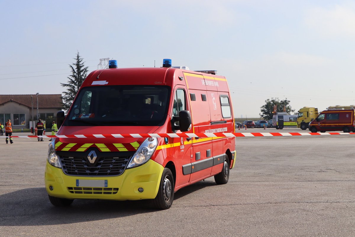 Thread🚨[𝐀 𝐩𝐚𝐫𝐭𝐚𝐠𝐞𝐫 𝐮𝐧 𝐦𝐚𝐱𝐢𝐦𝐮𝐦!]🚨
En fin de journée, le véhicule de secours et d’assistance aux victimes(VSAV)41 du centre d’incendie et de secours mixte(CISM) de Reims Witry(RWIT) est intervenu dans un square à Reims, pour un homme en arrêt cardio-respiratoire