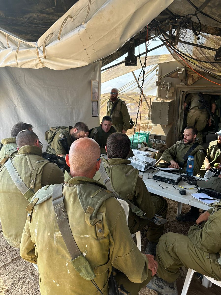 Tothanim_IDF's tweet photo. קצין התותחנים הראשי, תת-אלוף יאיר נתנס, סייר אמש בגדודי המילואים של החיל בגזרת עוטף עזה, קיים הערכות מצב עם מפקדי הגדודים והסוללות והתרשם ממוכנות הכוחות לתמרון. https://t.co/TaO3V8vSzU