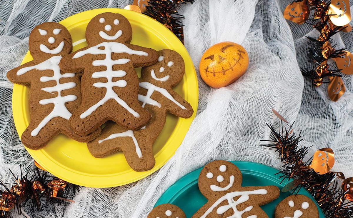 Simple and fun to make (and yummy too), these cute Halloween- themed vegan gingerbread skeletons will be a hit with adults and kids alike! veganfoodandliving.com/vegan-recipes/…