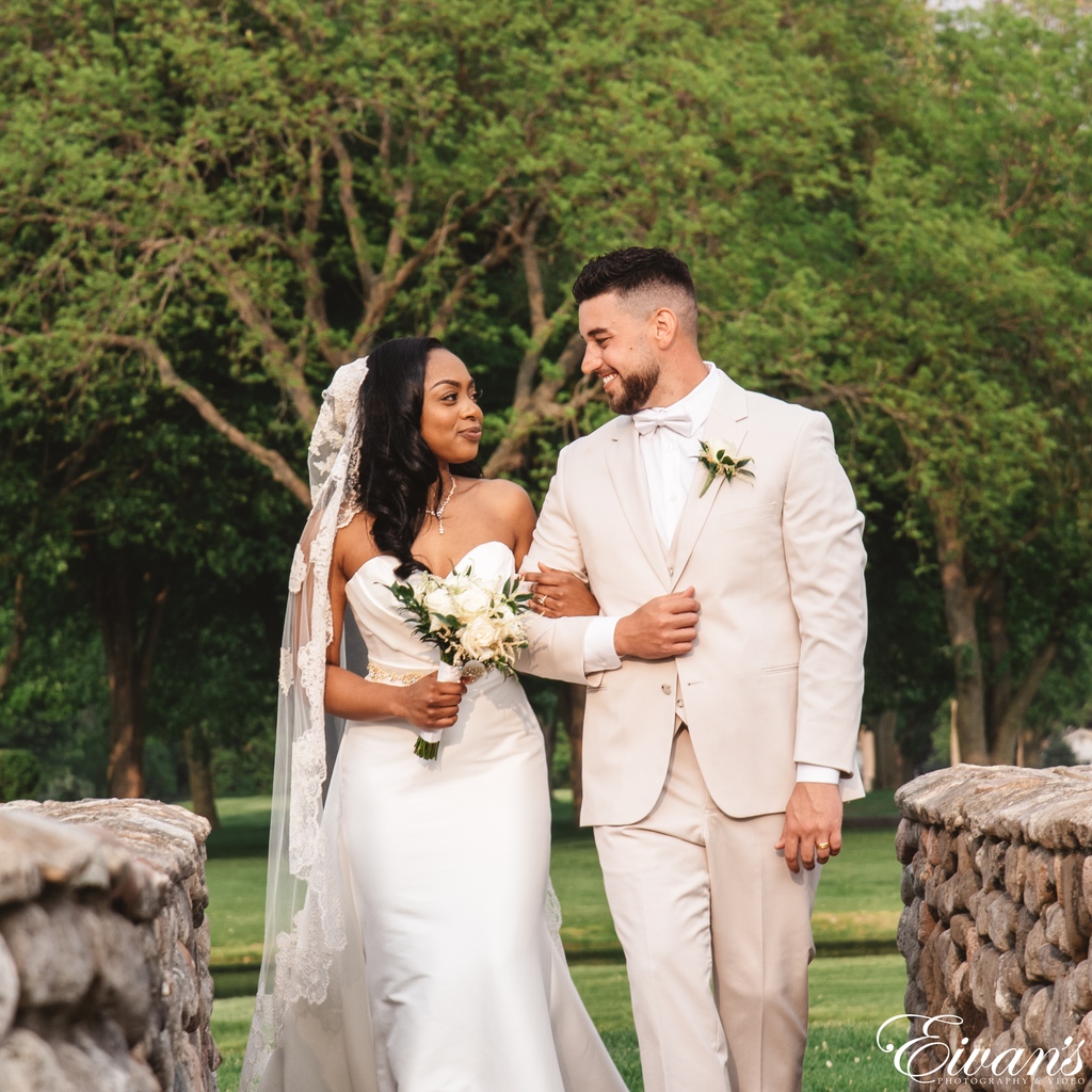 Turning fleeting moments into everlasting memories📷✨ 
.
.
.
#wedding #bride #weddingphotography 
#eivansphotography #ChicagoPhotography #IllinoisPhotography