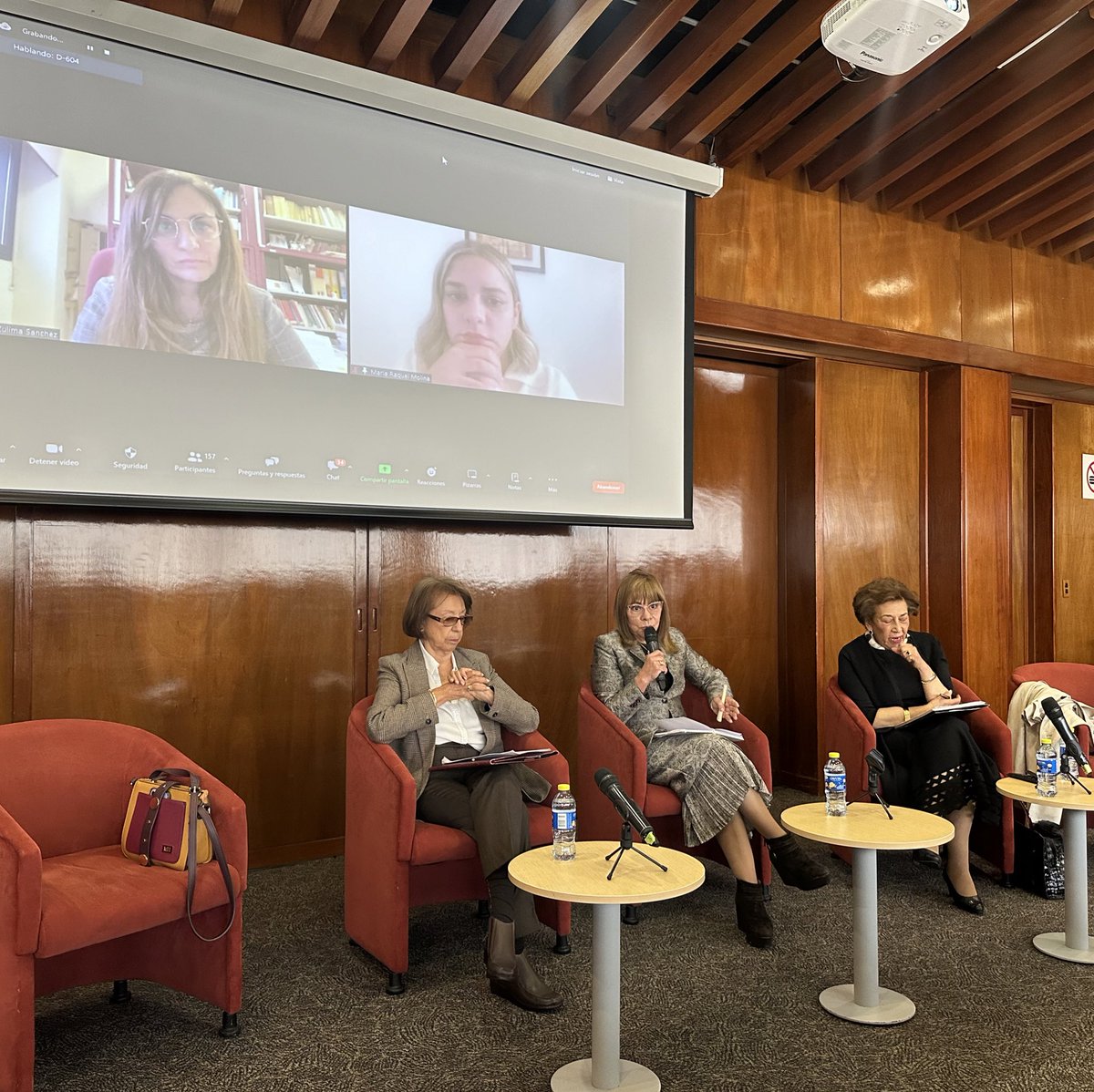 marthapabonp's tweet photo. Mesa de discusión 4:
Función Pública

De izq a der: 
Zulima Sánchez (virtual)
María Raquel Molina (virtual)
Dolly Pedraza
Sandra Lisset Ibarra Vélez (modera)
Nubia González Cerón

#MujeresAdministrativistas 
#NuevasTendenciasenDerechoAdministrativo 

@DerechoAdminUEX https://t.co/MOrg2g5tth